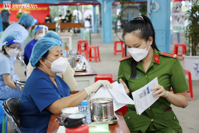 ẢNH: TP.HCM chính thức triển khai tiêm mũi 3 vaccine phòng Covid-19 cho người dân-11