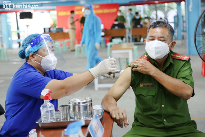ẢNH: TP.HCM chính thức triển khai tiêm mũi 3 vaccine phòng Covid-19 cho người dân-12