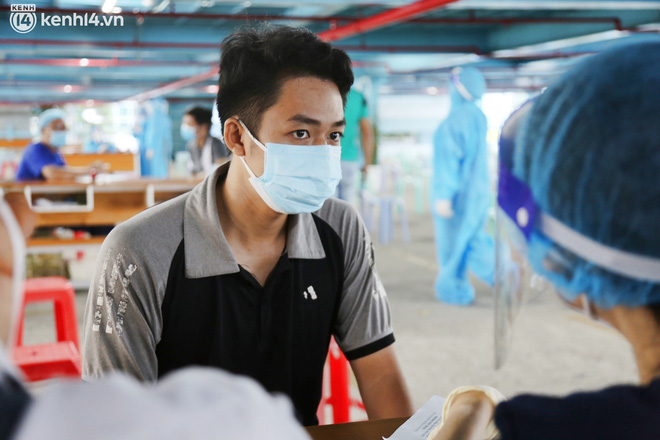 ẢNH: TP.HCM chính thức triển khai tiêm mũi 3 vaccine phòng Covid-19 cho người dân-6