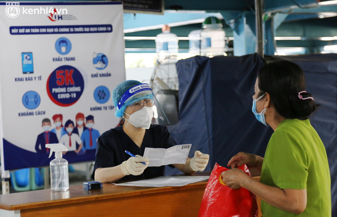 ẢNH: TP.HCM chính thức triển khai tiêm mũi 3 vaccine phòng Covid-19 cho người dân-7