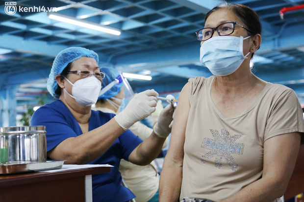 ẢNH: TP.HCM chính thức triển khai tiêm mũi 3 vaccine phòng Covid-19 cho người dân-8
