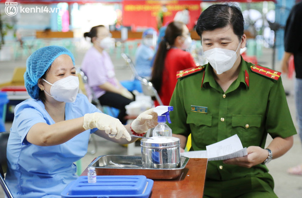 ẢNH: TP.HCM chính thức triển khai tiêm mũi 3 vaccine phòng Covid-19 cho người dân-9