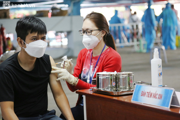 ẢNH: TP.HCM chính thức triển khai tiêm mũi 3 vaccine phòng Covid-19 cho người dân-14