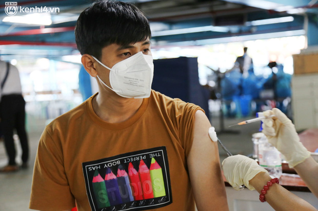 ẢNH: TP.HCM chính thức triển khai tiêm mũi 3 vaccine phòng Covid-19 cho người dân-15