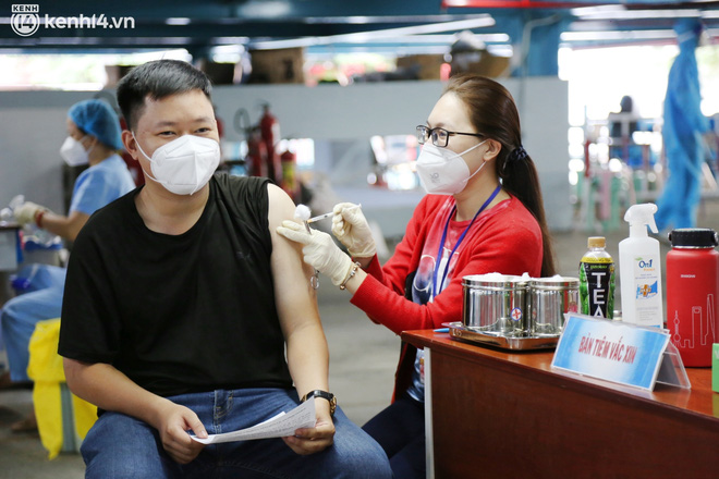 ẢNH: TP.HCM chính thức triển khai tiêm mũi 3 vaccine phòng Covid-19 cho người dân-17