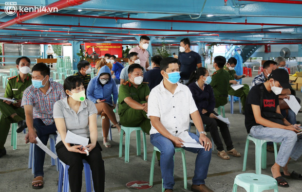 ẢNH: TP.HCM chính thức triển khai tiêm mũi 3 vaccine phòng Covid-19 cho người dân-19