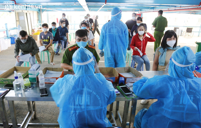 ẢNH: TP.HCM chính thức triển khai tiêm mũi 3 vaccine phòng Covid-19 cho người dân-21