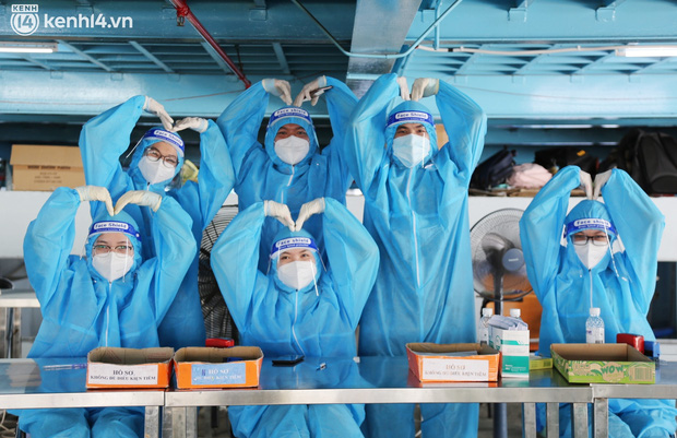 ẢNH: TP.HCM chính thức triển khai tiêm mũi 3 vaccine phòng Covid-19 cho người dân-23