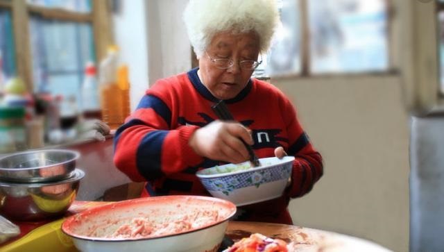 Cơm tối mẹ chồng nấu sủi cảo ăn, chồng đùa giỡn đổi bát ăn với tôi, vừa ăn một miếng tôi liền nghẹn ngào-1