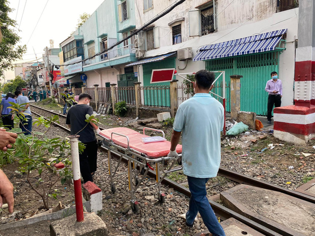 Người phụ nữ nghi nhảy vào đoàn tàu hoả tự tử sau khi cãi nhau với chồng-1