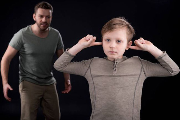 Hành động tế nhị của cậu bé với cô bạn đi cùng xe buýt khiến người bố của bé gái phải cảm ơn người mẹ vì đã nuôi dạy được một đứa trẻ như vậy-4