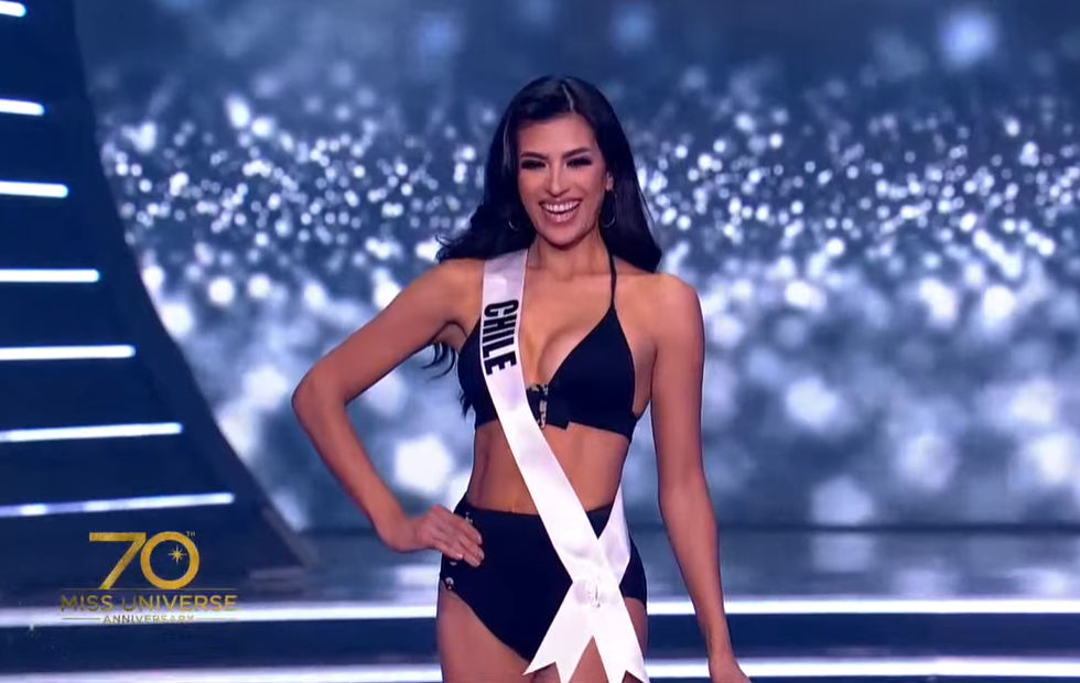Bán kết Miss Universe 2021: Kim Duyên catwalk dạ hội quá đỉnh; Nhiều đối thủ vấp té, lộ bụng mỡ-3