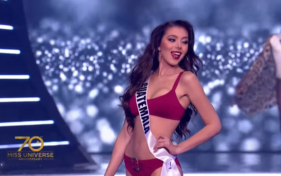 Bán kết Miss Universe 2021: Kim Duyên catwalk dạ hội quá đỉnh; Nhiều đối thủ vấp té, lộ bụng mỡ-6