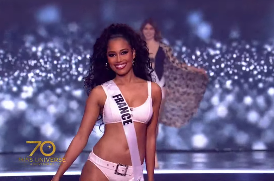 Bán kết Miss Universe 2021: Kim Duyên catwalk dạ hội quá đỉnh; Nhiều đối thủ vấp té, lộ bụng mỡ-4