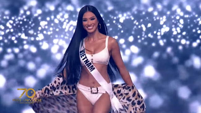 Bán kết Miss Universe 2021: Kim Duyên catwalk dạ hội quá đỉnh; Nhiều đối thủ vấp té, lộ bụng mỡ-8