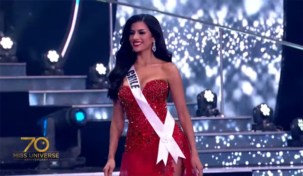 Bán kết Miss Universe 2021: Kim Duyên catwalk dạ hội quá đỉnh; Nhiều đối thủ vấp té, lộ bụng mỡ-9