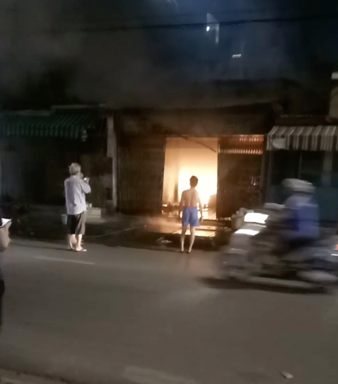 TP.HCM: Nam thanh niên nghi đốt nhà rồi bỏ chạy, sau đó quay lại hiện trường ngó nghiêng thì bị cảnh sát vây bắt-1