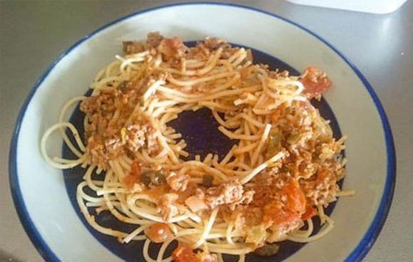 Lỗ nhỏ trên thớt gỗ - hóa ra nhiều người chưa biết hết tính năng sử dụng của nó và loạt mẹo hữu ích trong nhà bếp-2