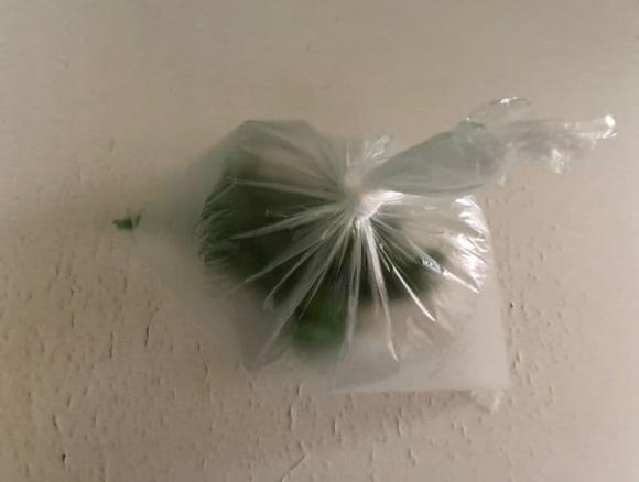 Lỗ nhỏ trên thớt gỗ - hóa ra nhiều người chưa biết hết tính năng sử dụng của nó và loạt mẹo hữu ích trong nhà bếp-3