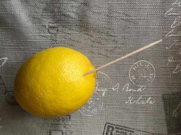 Lỗ nhỏ trên thớt gỗ - hóa ra nhiều người chưa biết hết tính năng sử dụng của nó và loạt mẹo hữu ích trong nhà bếp-5