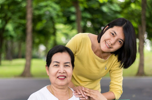 Xấu hổ vì mẹ 57 tuổi vẫn qua lại với người đàn ông khác, tôi cấm bà thì sững sờ khi họ rủ tôi đến bệnh viện-1