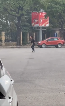 Thấy cô gái trẻ nhảy nhót giữa đường, người đàn ông có hành động khiến dân mạng ném đá không thương tiếc-1