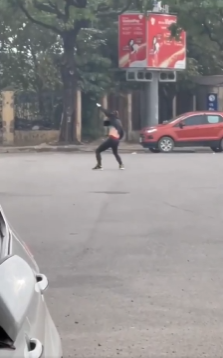 Thấy cô gái trẻ nhảy nhót giữa đường, người đàn ông có hành động khiến dân mạng ném đá không thương tiếc-2