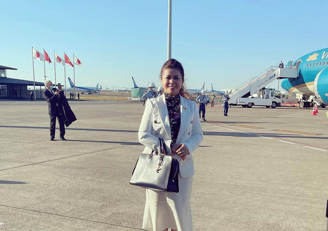 Bà Lê Hoàng Diệp Thảo diện style trẻ trung ra sân bay, tháp tùng Thủ tướng trong chuyến thăm chính thức Nhật Bản-2