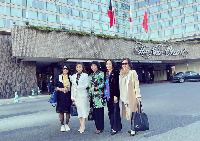 Bà Lê Hoàng Diệp Thảo diện style trẻ trung ra sân bay, tháp tùng Thủ tướng trong chuyến thăm chính thức Nhật Bản-3