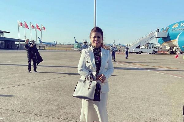 Lộ ảnh hiếm của nữ tỷ phú người Việt ở biệt thự 800 tỷ, chuyên mua siêu xe hàng hiệu theo lố-14