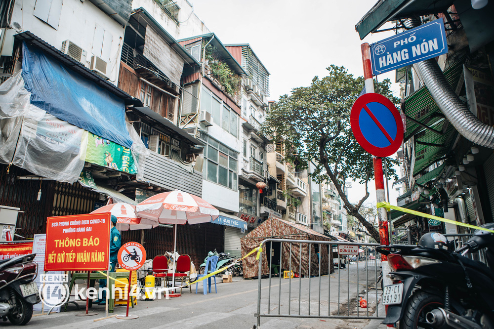 Ảnh: Cận cảnh phong tỏa nhiều tuyến phố cổ Hà Nội, dịch leo thang gần 900 ca/ngày-5