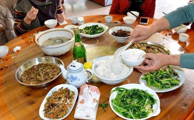 Chị dâu đến nhà làm khách, mỗi lần thức ăn mang tới đều đi vệ sinh, tôi tò mò theo dõi, sau đó thúc ép anh trai ly hôn chị-2