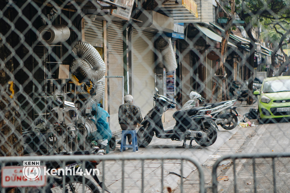 Ảnh: Cận cảnh phong tỏa nhiều tuyến phố cổ Hà Nội, dịch leo thang gần 900 ca/ngày-3