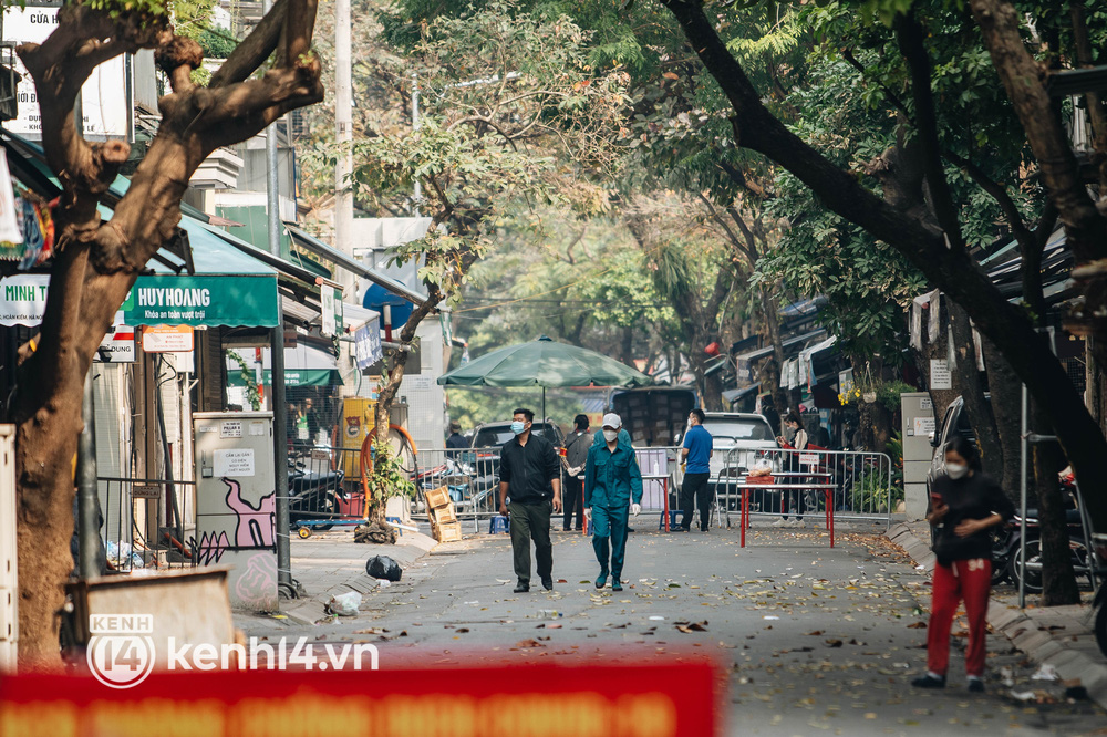 Ảnh: Cận cảnh phong tỏa nhiều tuyến phố cổ Hà Nội, dịch leo thang gần 900 ca/ngày-11