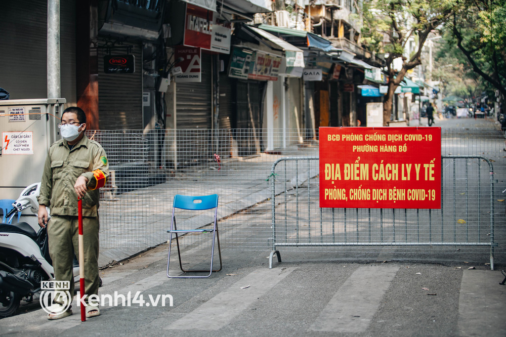 Ảnh: Cận cảnh phong tỏa nhiều tuyến phố cổ Hà Nội, dịch leo thang gần 900 ca/ngày-12