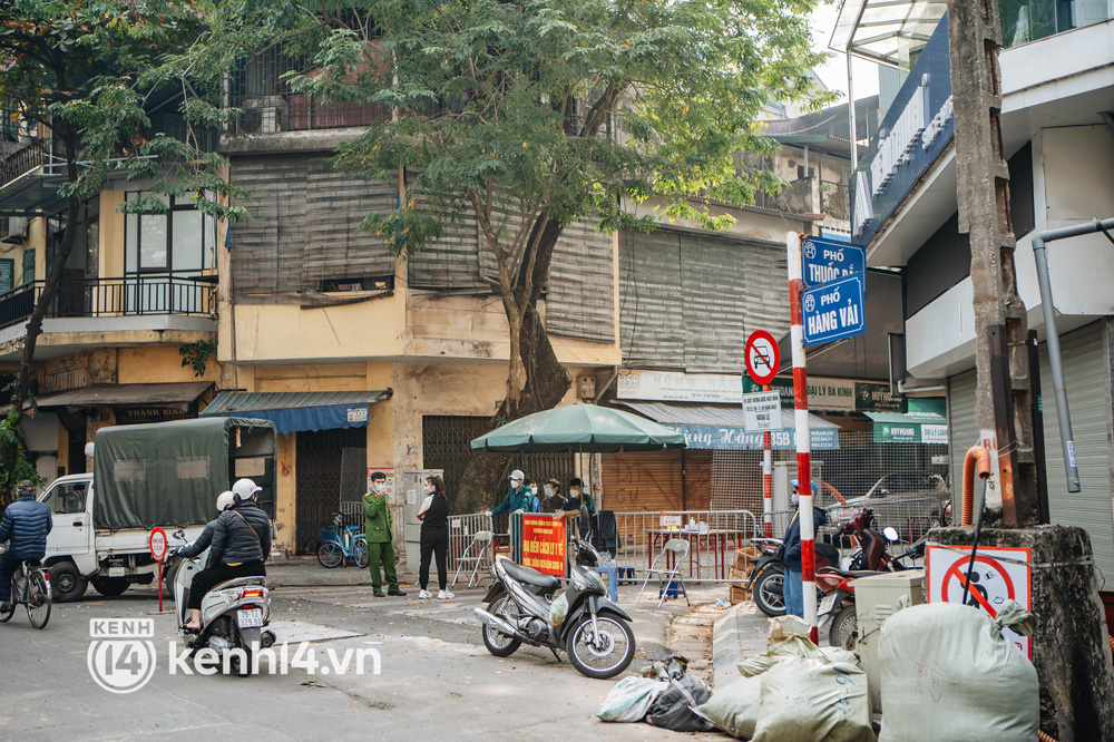Ảnh: Cận cảnh phong tỏa nhiều tuyến phố cổ Hà Nội, dịch leo thang gần 900 ca/ngày-6