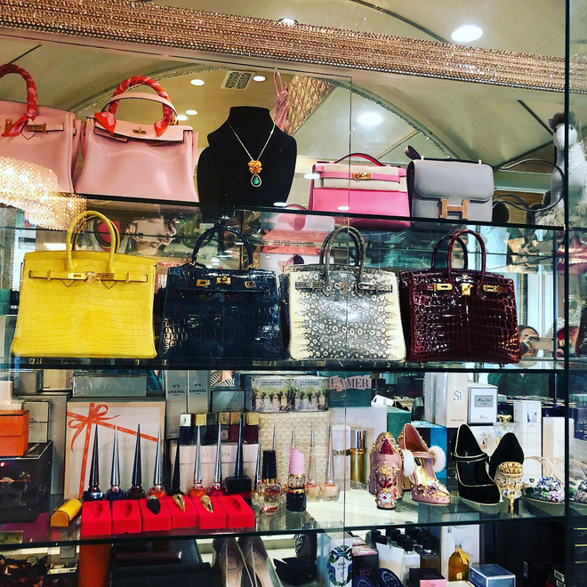 Lộ ảnh hiếm của nữ tỷ phú người Việt ở biệt thự 800 tỷ, chuyên mua siêu xe hàng hiệu theo lố-5