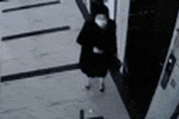 Clip người phụ nữ đang đứng chờ thang máy bỗng ngã gục khiến nhiều người bàng hoàng