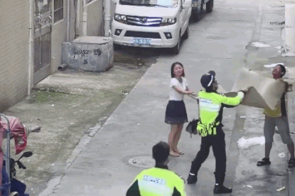 Clip: Thót tim khoảnh khắc người dân đỡ gọn bé trai rơi khỏi tầng 2