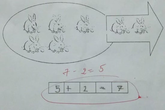 Bài toán tính 5 + 2 = 7 bị cô gạch bỏ rồi chữa lại, dân mạng xem xong lời giải thích liền phát “lú”