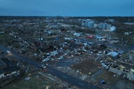 Lốc xoáy chết chóc kinh hoàng càn quét nước Mỹ: Đã có hơn 70 người chết, hiện trường hoang tàn