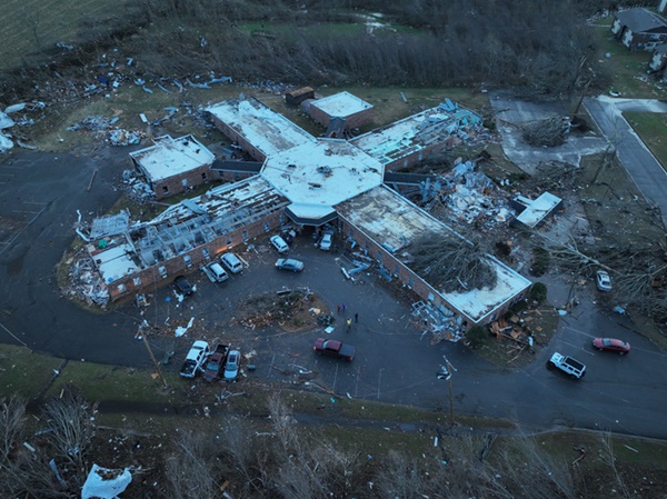 Lốc xoáy chết chóc kinh hoàng càn quét nước Mỹ: Đã có hơn 70 người chết, hiện trường hoang tàn-4