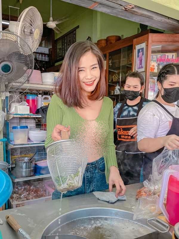 Ngọc Trinh lại lên báo Thái, hoá ra là vì từng lăng xê chiếc áo hư hỏng thống trị gánh hàng rong xứ Chùa Vàng?-6