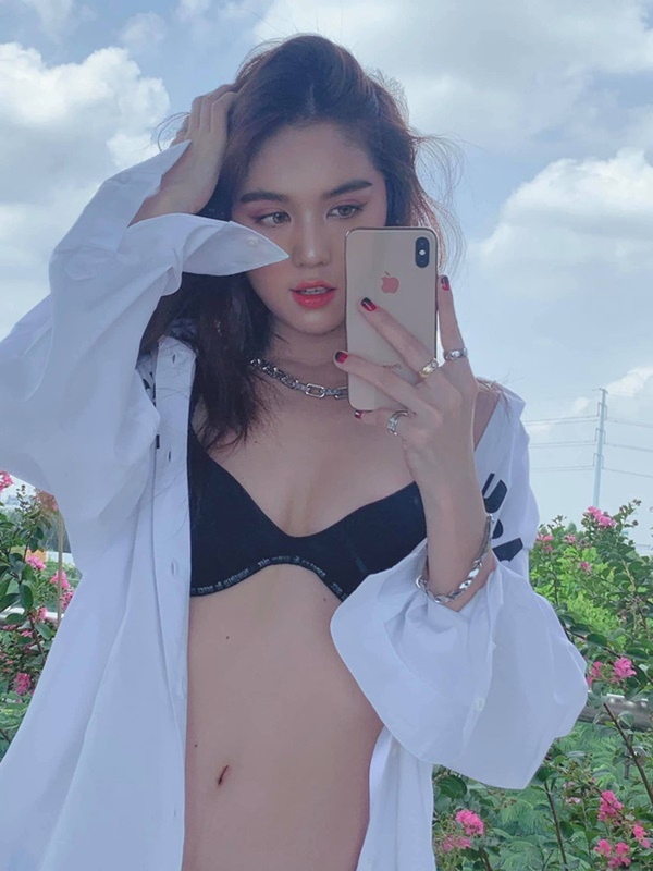 Ngọc Trinh lại lên báo Thái, hoá ra là vì từng lăng xê chiếc áo hư hỏng thống trị gánh hàng rong xứ Chùa Vàng?-11