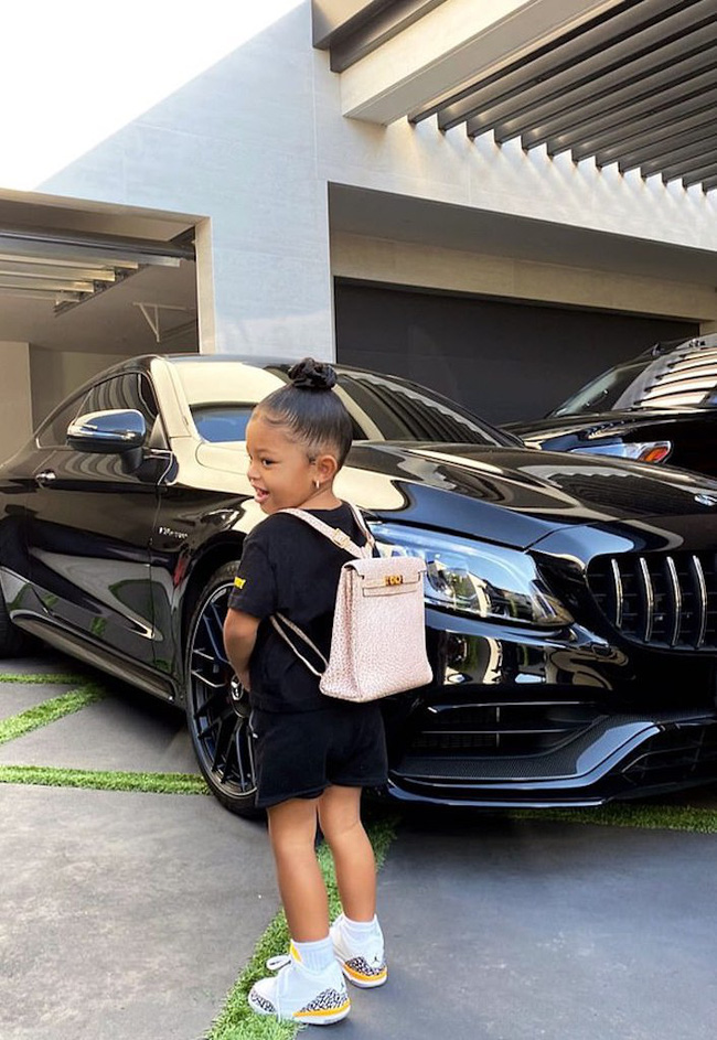 Đây là con sao sướng nhất thế giới: Đến trường đeo cặp hàng trăm triệu, có công viên riêng, mẹ còn mua cả xe buýt cho đi học-2