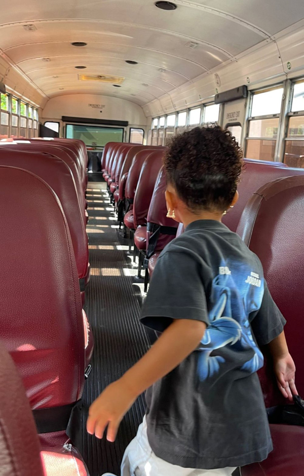 Đây là con sao sướng nhất thế giới: Đến trường đeo cặp hàng trăm triệu, có công viên riêng, mẹ còn mua cả xe buýt cho đi học-3