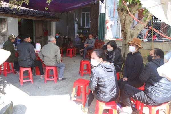 Vợ vật vã khóc ngóng tin chồng, cha và con trai mất tích ngoài biển khơi trong vụ đắm tàu-2
