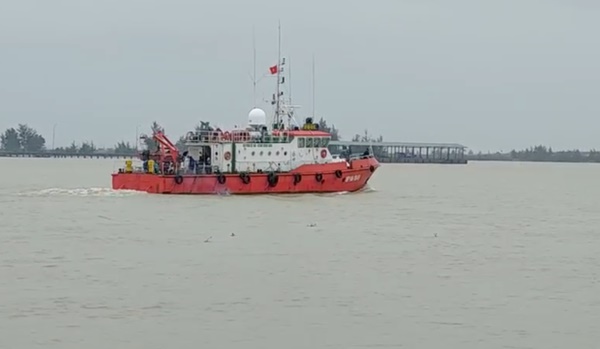 Vợ vật vã khóc ngóng tin chồng, cha và con trai mất tích ngoài biển khơi trong vụ đắm tàu-3