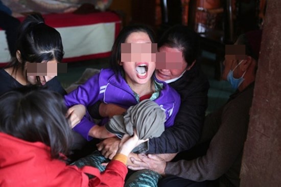 Vợ vật vã khóc ngóng tin chồng, cha và con trai mất tích ngoài biển khơi trong vụ đắm tàu