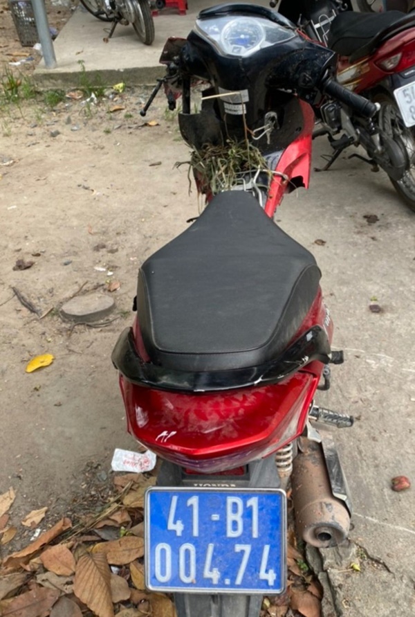 TP.HCM: Nam nhân viên ngân hàng lái ô tô tông xe máy cảnh sát, kéo lê 2km-3